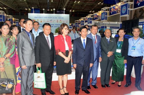 Bộ trưởng Bộ VHTTDL Việt Nam Nguyễn Ngọc Thiện và các đại biểu đi tham quan các gian hàng